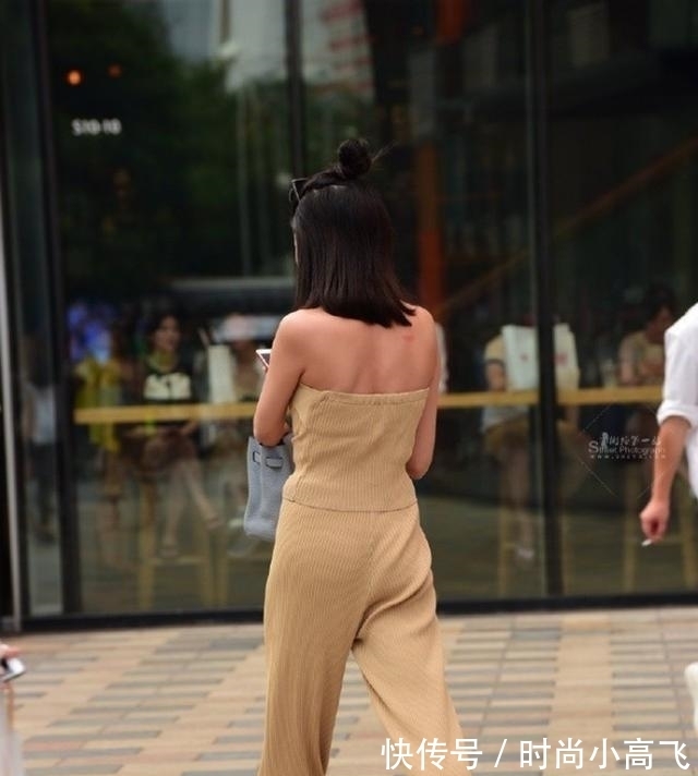 主旋律 黑色性感吊带搭配黑色时尚打底裤,所谓搭配,高腰才是主旋律