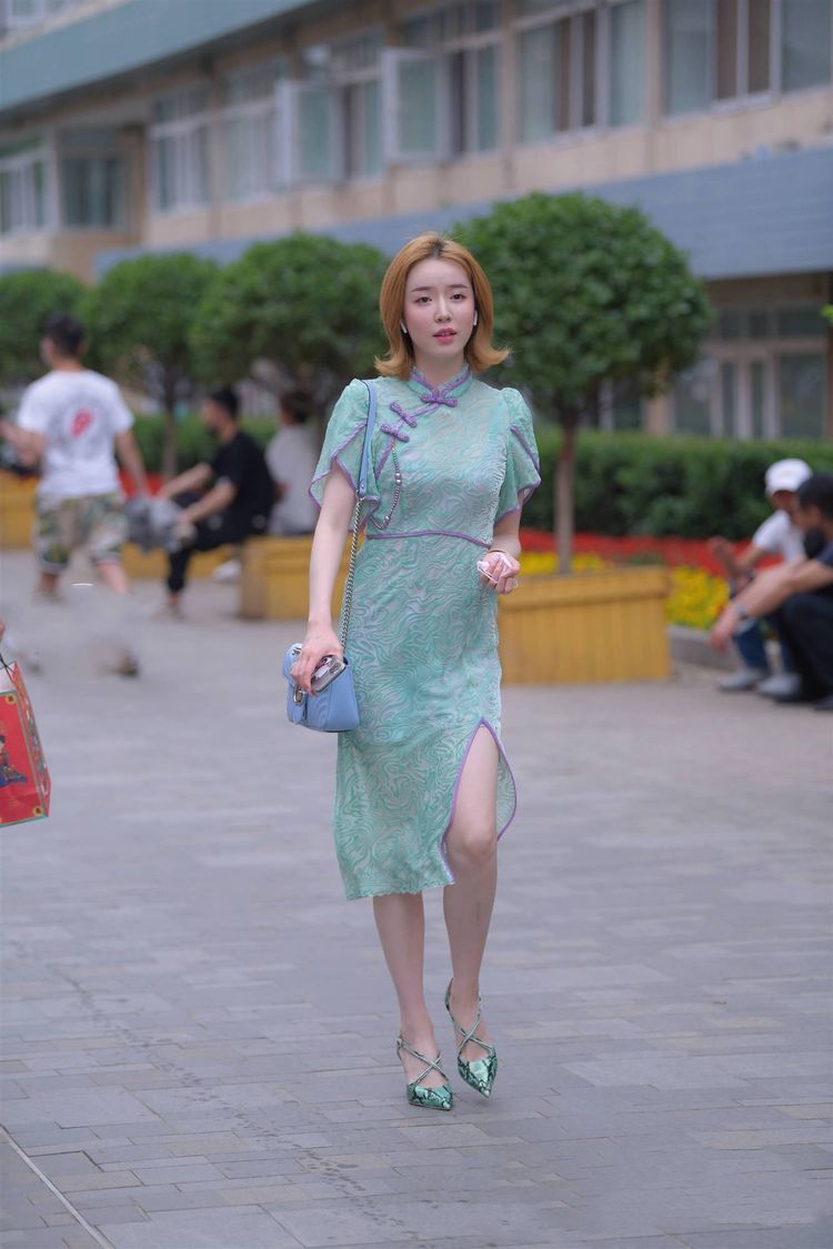 头发|头发卷曲的小美女,淡淡的美妆,给人一种精致典雅的美感