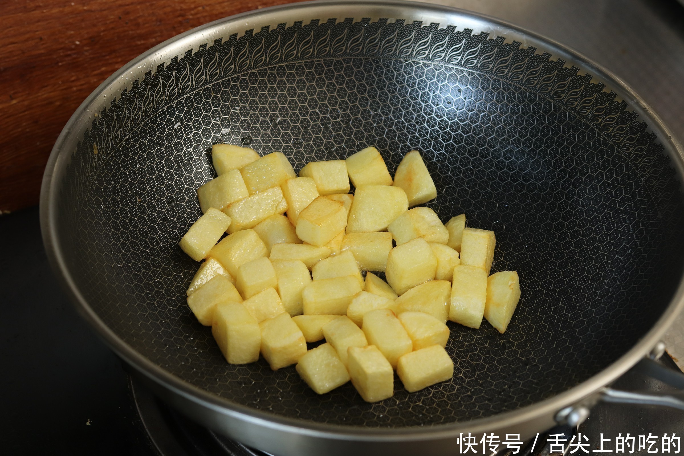 吃肉|土豆别炒着吃了，教你一个新做法，我家一周吃5次，比吃肉还过瘾