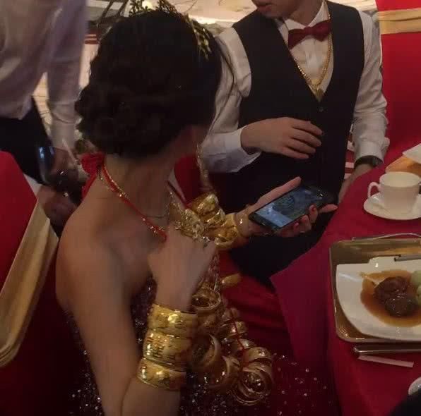 “炫富新娘”走红网络,嫁给金钱的样子,来自普通人的伤