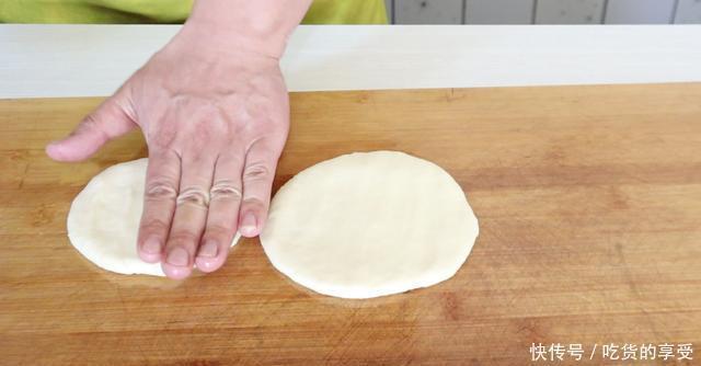 面团|外婆30年的烙饼诀窍,全程详细教你,烙出的饼柔润不发硬,超好吃