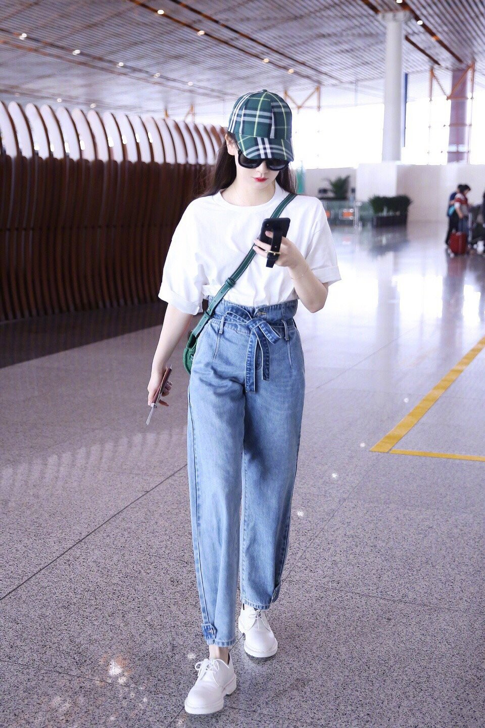 卫衣 26岁春夏低调走机场,卫衣搭配直筒裤简约又休闲,这帽子太有个性