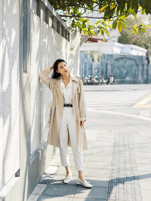 别再穿阔腿裤了,很挑人!试试今年流行的“白烟管裤”,时髦百搭