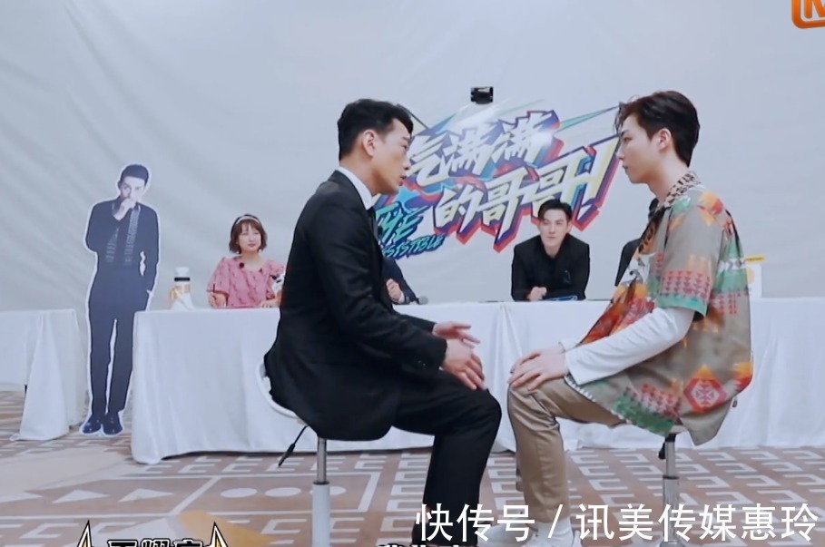 陈立农王耀庆玩打手板,嗨到极点,农哥笑成地主家的“傻儿子”