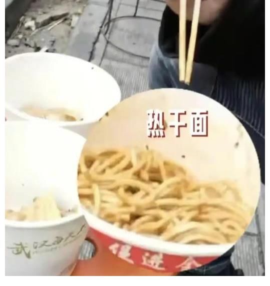 谢霆锋晒2022年首餐，蹲在路边摊吃饭，网友：像极忙碌中的农民工