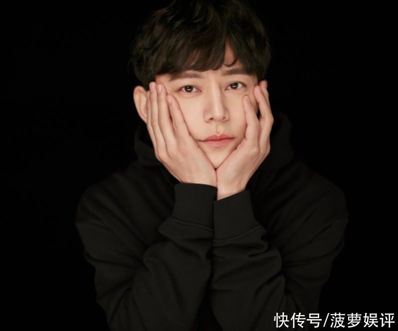《向往的生活》深情版海报，其他人表情正常，唯独妹妹不一样