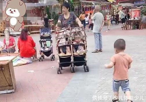 怕1岁孙子乱跑,奶奶推“改装”婴儿车出门溜娃,引起路人围观!