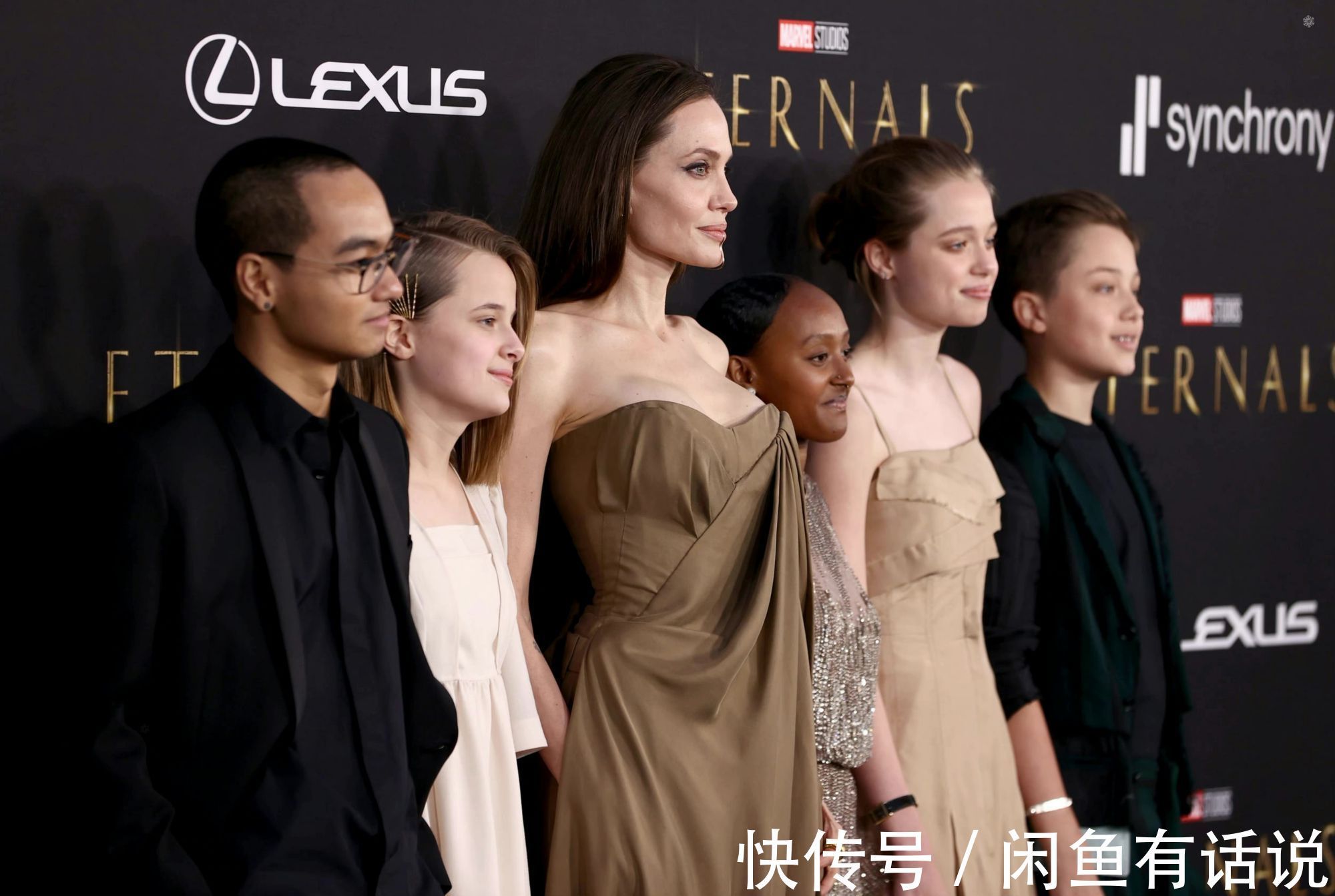 连衣裙|朱莉出席活动，46岁穿抹胸礼服还有“曲线”美，瘦而不柴太有魅力