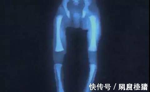 爸爸妈妈|4个月宝宝发现自己有jio,抱着玩很可爱,宝妈:可穿袜子费劲啊