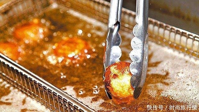 香槟|“金蒜百花香槟茸”轻松做, 蒜酥搭配姬松茸, 吃来相当开胃下饭!