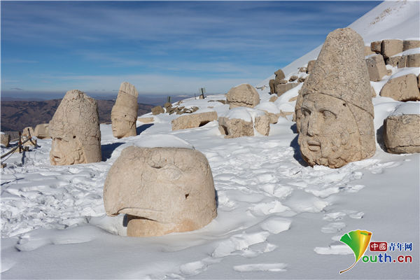 土耳其内姆鲁特山雪后美景 标志性雕像吸睛