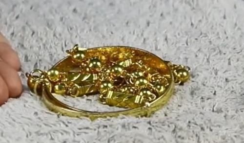 不管金首饰多脏多黑用“水”泡一泡,立马金光闪闪,1克都不掉