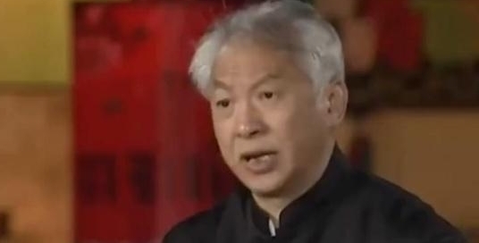 名门望族!少女偷她奶奶“剔骨刀”鉴宝, 鉴定时专家哆嗦忙问: 大小姐您是?