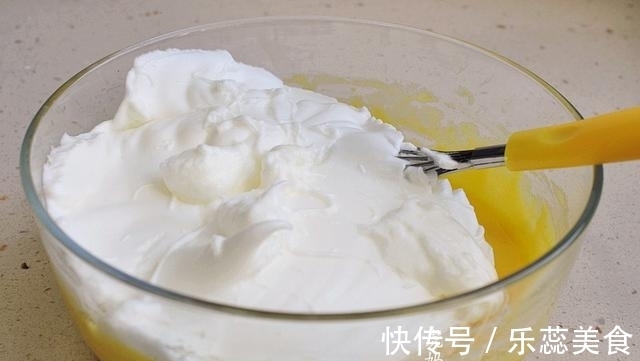 电饭煲|玉米粉+酸奶+鸡蛋，做成无油又低糖的早餐蛋糕，好吃健康易消化