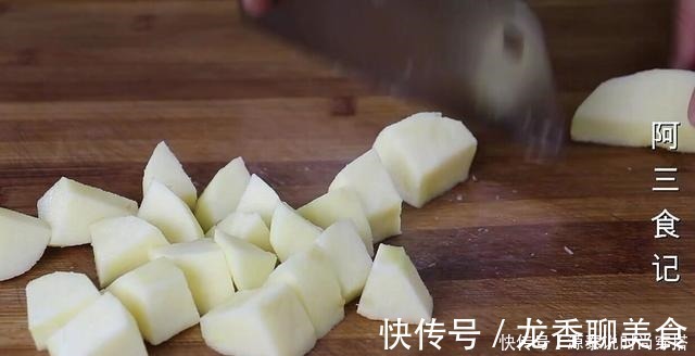 解馋|天冷了，苹果别直接吃，淋入鸡蛋液，香甜酥脆又解馋，比肉还香