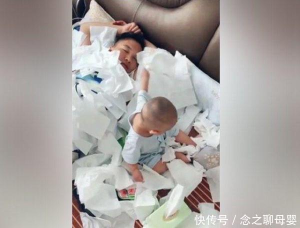 妈妈|爸爸帮妈妈照看宝宝时睡着了,1岁宝宝用纸淹没了爸爸,笑翻妈妈