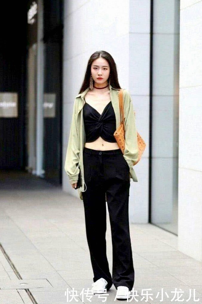开衫|美女浅绿色的开衫,搭配黑色休闲裤,尽显时尚优雅的美感!