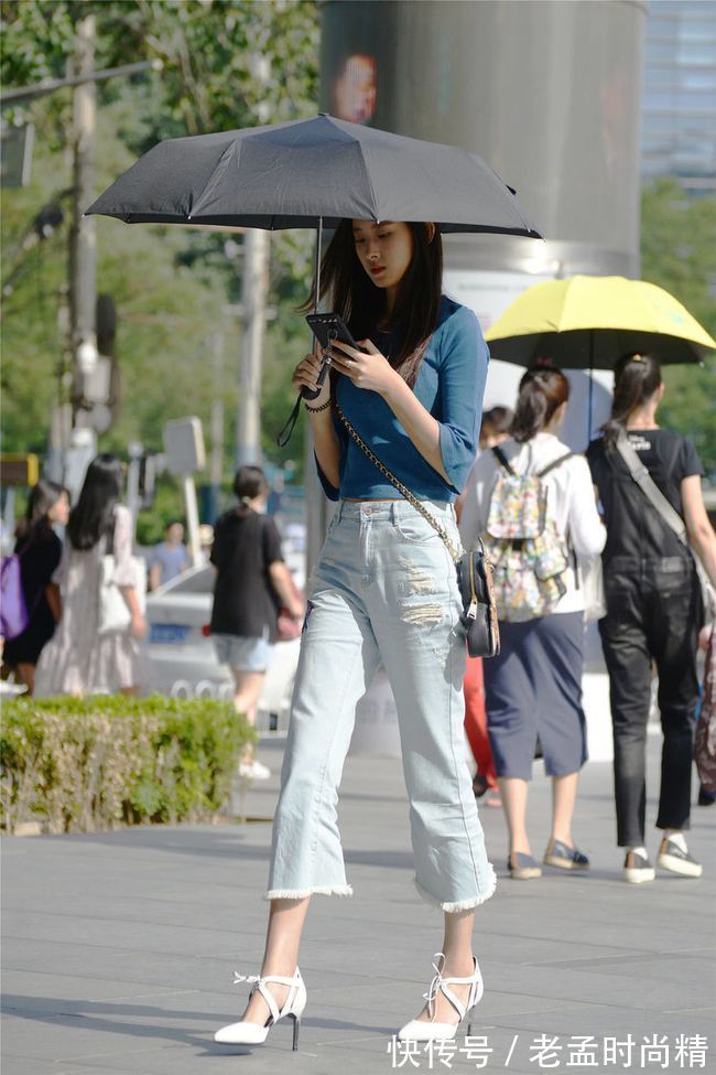 高跟鞋 街拍美女:毛边牛仔裤搭配尖头细跟鞋,好看又时尚,最能吸引人
