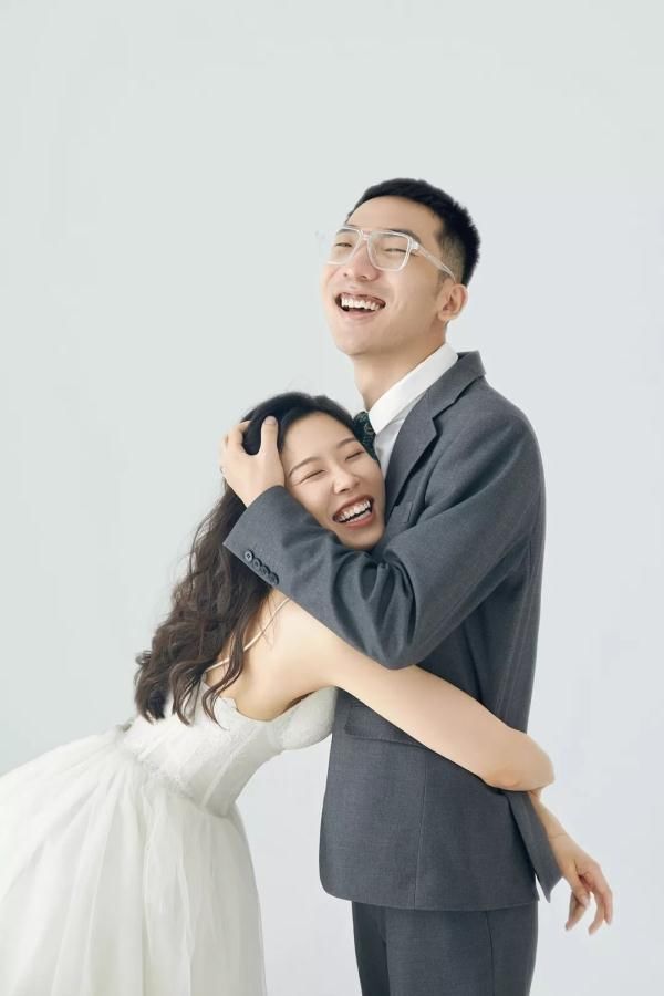 郑州人民医院|暴雨夜，地铁里跪地救人6小时的他，结婚了！