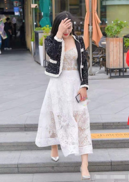 气质|白色蕾丝连衣裙搭配黑色白色斑点外套,轻薄透气,层次感十足