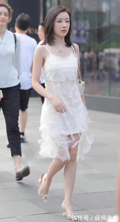时尚|米莉说时尚:高质量的素雅白裙,有着好看的镂空设计