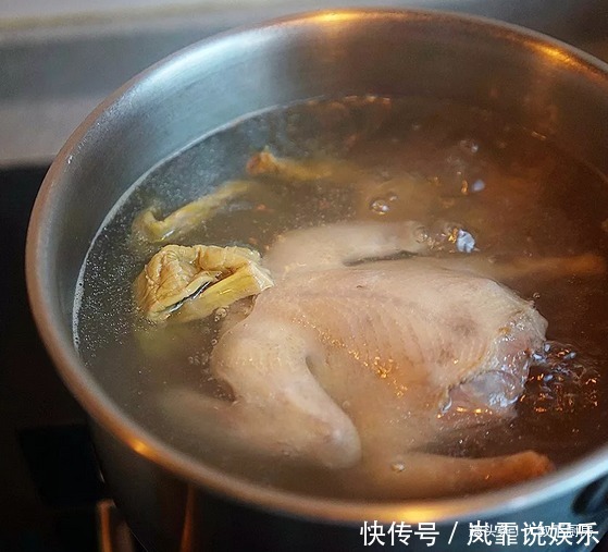 大叔家的大补汤炖鸽子汤,清甜鲜美,做法简单,家人爱喝!