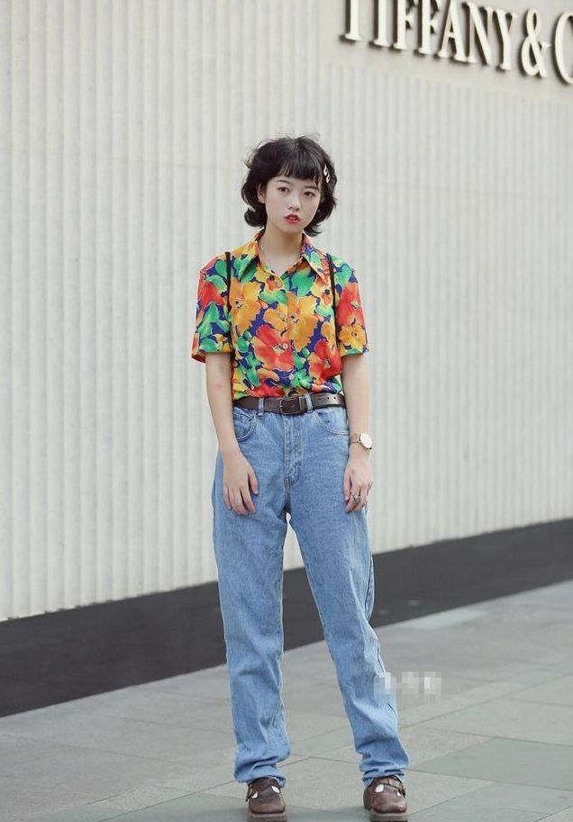 街拍：长发美女身穿吊带上衣，不规则下摆平稳走线，优雅范十足