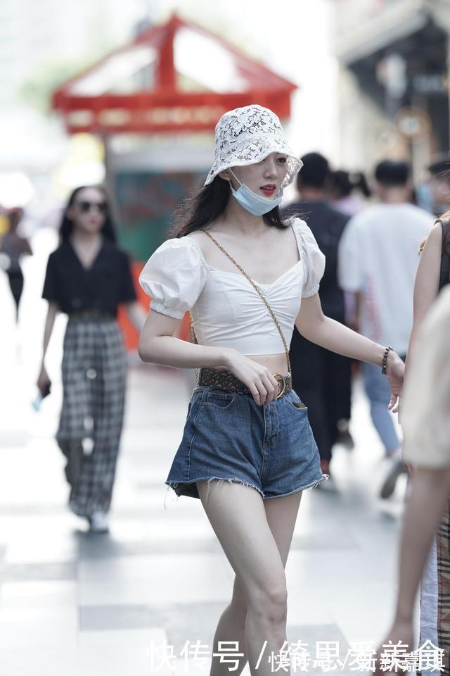 墨蓝|极简泡泡袖雪纺衫搭配墨蓝牛仔短裤,彰显时尚和个性穿搭