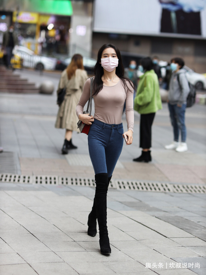 打底衫 秋季简易穿搭,弹性牛仔搭配过膝长靴,让你也能轻松“秀身材”!