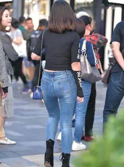 展现出|休闲简约牛仔裤展现出优美的身材曲线,展现精致的时尚感