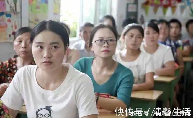 家长会|“年轻辣妈”穿蕾丝裙开家长会,家长纷纷冷脸:您是来走红毯?