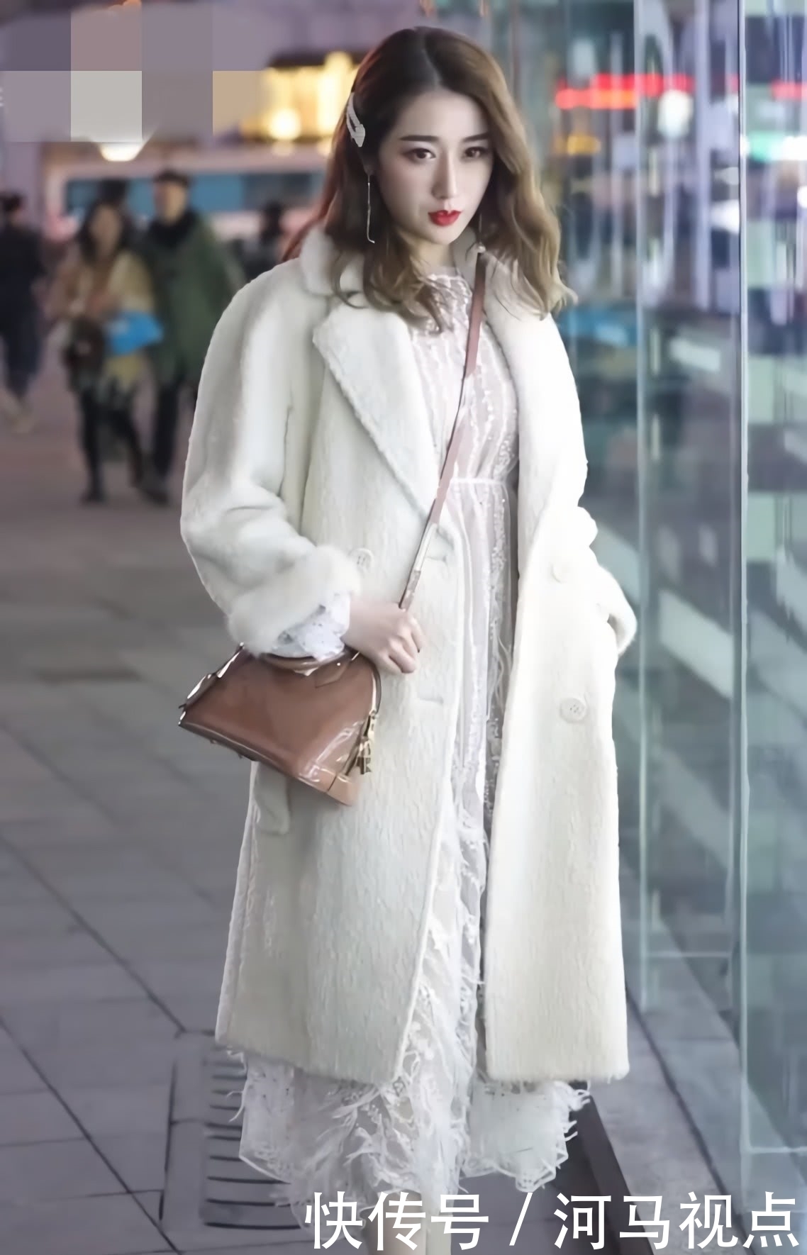 水花|刚刚还在惊叹美女的颜值,立马就被她的“水花裙”吸引了,超美!