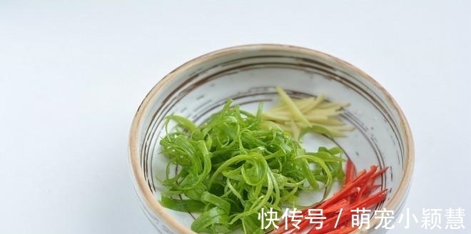 小葱|鱼腥“最”怕的不是葱和姜,而是它,只需加一点,鱼肉鲜嫩无腥味