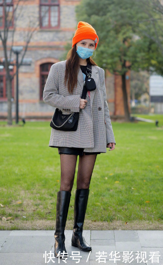 过膝靴也该收一收了,今年流行:紧身裤+中筒靴,拯救小粗腿