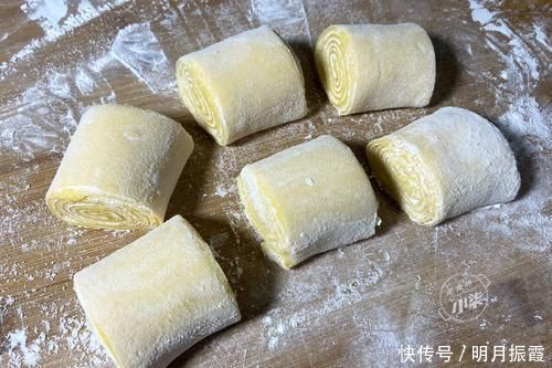 2个红薯,1碗糯米粉,不烤不油炸,简单一做,软糯香甜又多层