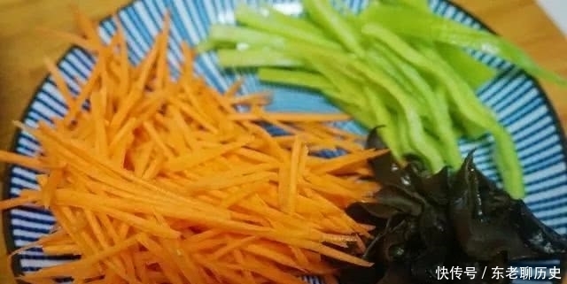 家常|鱼香肉丝家常版做法,简直太下饭!