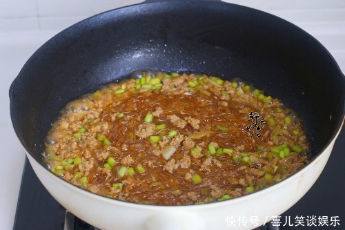 家常|下饭菜肉末炒粉条的家常做法,照着做,粉条不坨也不粘锅,倍儿香