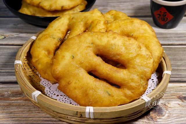  葱油饼|葱油饼的正确做法，不揉面不擀面，蓬松不油腻，比油条简单还好吃