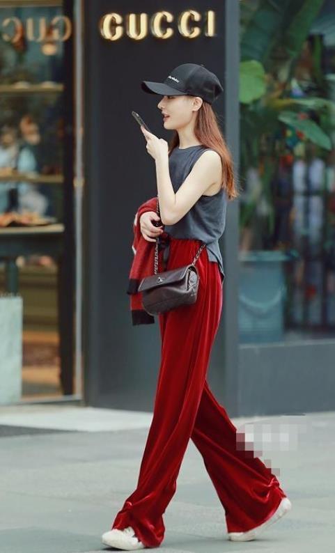 雪纺衫|艳若桃李的小姐姐, 一件碎花雪纺衫配牛仔裤, 清纯十分迷人