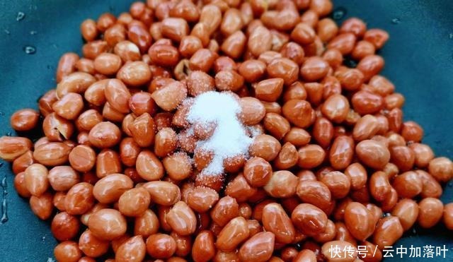 炸花生米，不能急，“牢记1步多加2物”，放7天也不回潮