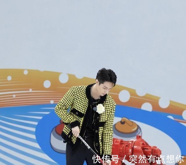 張藝興取代彭昱暢成《向往的生活》常駐嘉賓,穿軍大衣現身!