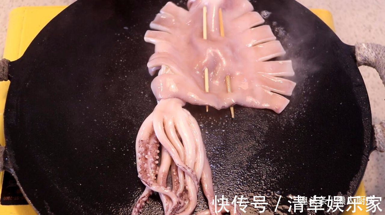 清洗干净|夏天，鱿鱼别白灼着吃了，教你烤鱿鱼的详细做法，配啤酒太爽了