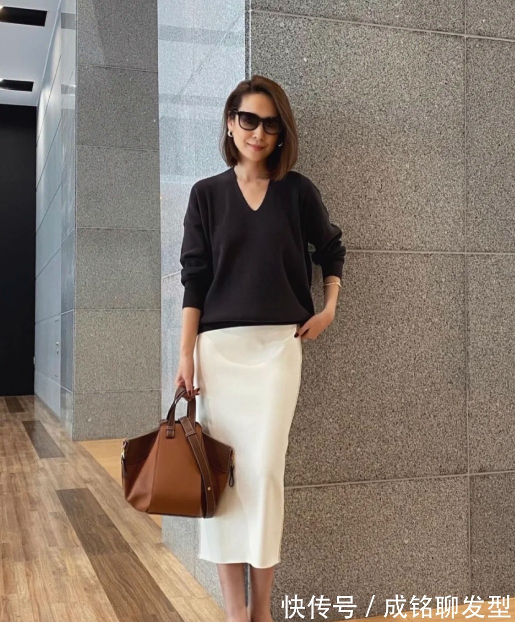 紧身裤 这才是适合50+女性的打扮!简单时尚不扮嫩,优雅老去才是自然