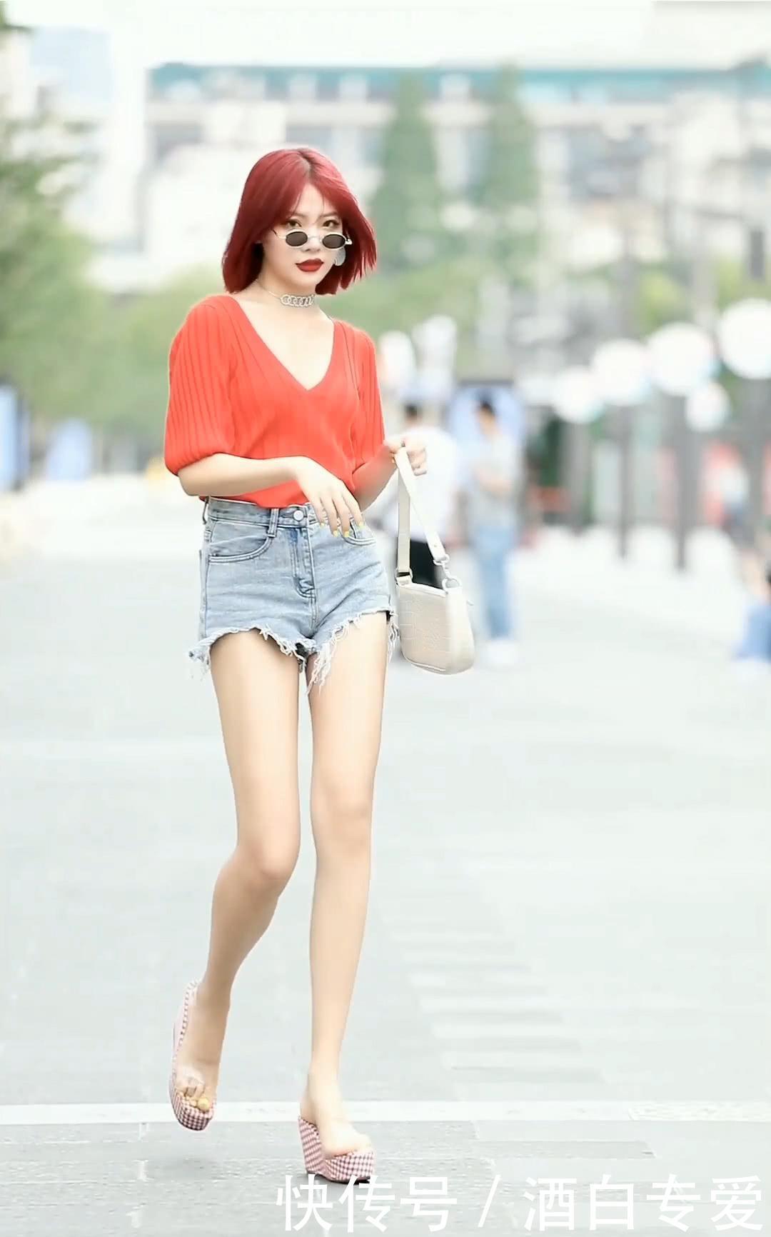 红色的衬衫配牛仔裤，穿出了绝佳的身材，酷女孩也有成熟的风