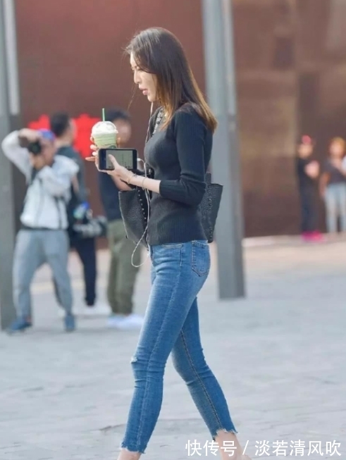 街拍|街拍:小姐姐长发飘飘紧身牛仔裤搭配紧身线衣