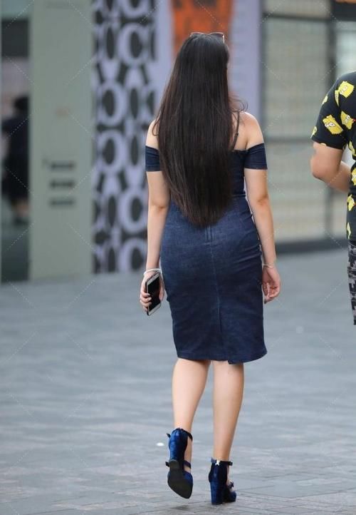 肩裙 牛仔吊带一字肩裙，穿出自信的美，修身显瘦又美的时尚