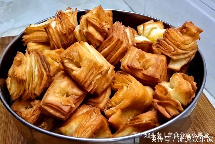 面食|大厨分享好吃的面食做法,面粉加上牛奶下锅一炸,外酥里嫩吃着香
