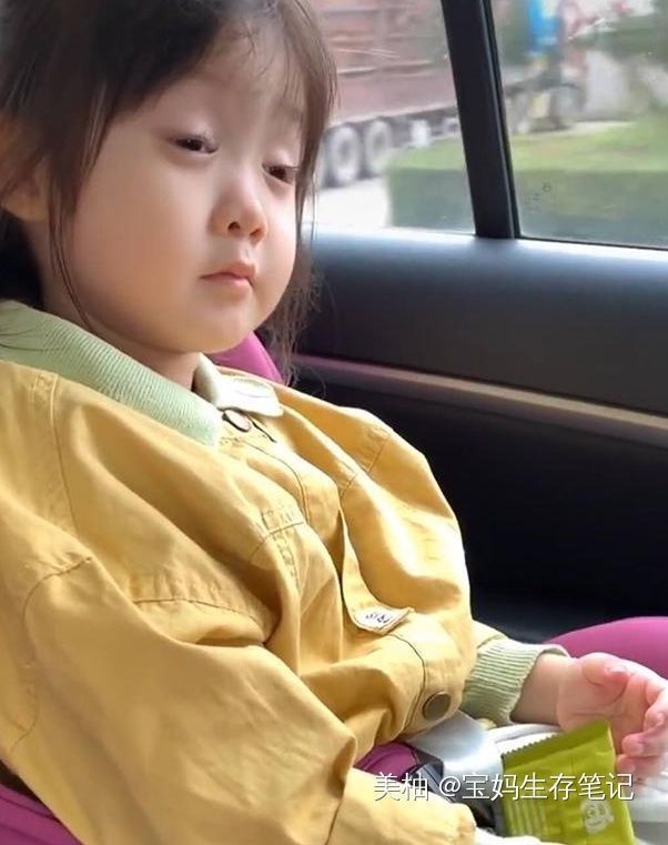 父母|防止哥哥偷吃饼干,妹妹“严防死守”不敢睡,网友舔一遍再睡