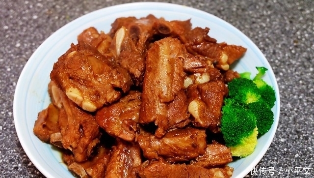 父女俩去登山,妈妈在家做了一桌菜等着,四菜一汤,营养美味