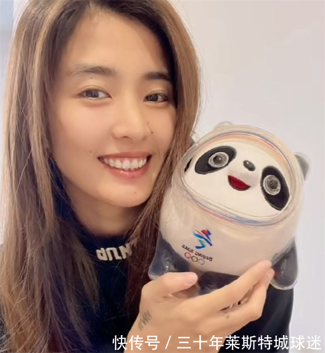 美女|美女门将开心合影冰墩墩!没男友让老爹着急,曾说靠踢球买不起房